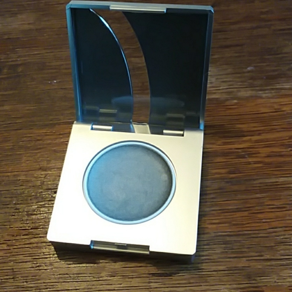 Metallique eyeshadow- rich platinum